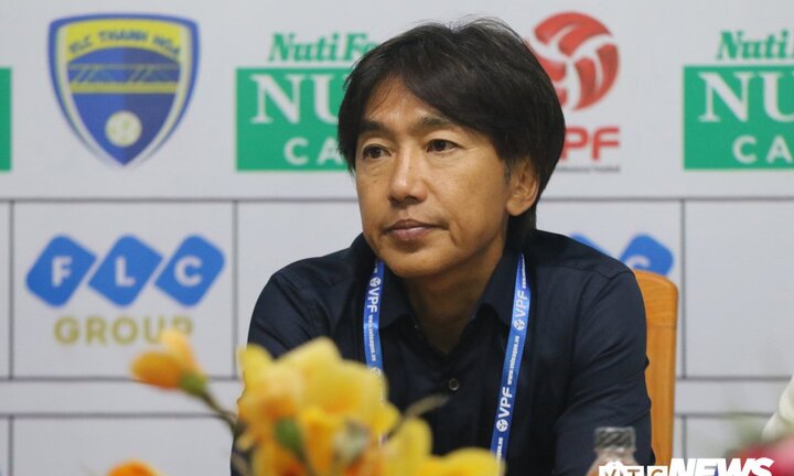 Thua trận ra quân V-League, HLV Miura chê thậm tệ sân Thanh Hóa