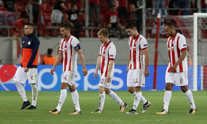 Thi đấu kém, cả đội bóng bị ông chủ phạt tiền, cho nghỉ việc