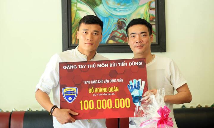 Tặng 100 triệu đồng giúp nhà vô địch SEA Games chữa ung thư, Bùi Tiến Dũng nhận lời khuyên quý giá