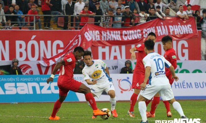 Đối phó thời tiết nóng, BTC V-League áp dụng cách làm như World Cup