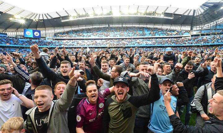 Cổ động viên Man City 'vượt rào' phủ kín sân mừng vô địch Ngoại Hạng Anh