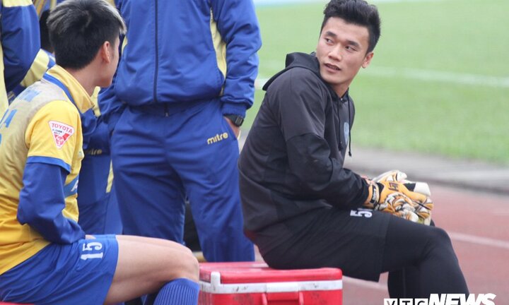 HLV Mihail hứa giới thiệu Bùi Tiến Dũng đến châu Âu thi đấu