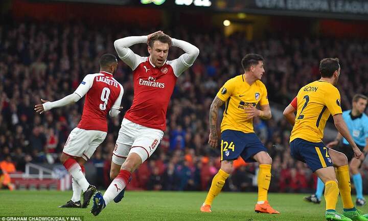 Atletico nhận 2 thẻ đỏ, Arsenal vẫn bị cầm hòa ngay trên sân nhà