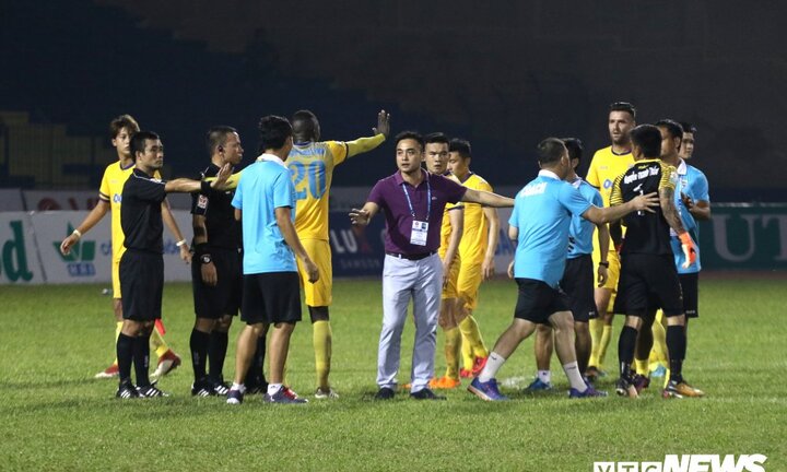 Cảnh sát cơ động hộ tống trọng tài rời sân Thanh Hoá