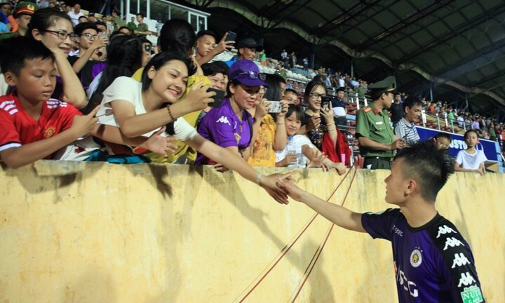 Mẹ Quang Hải vượt trăm cây số, chỉ kịp nắm tay con trai trong giây lát