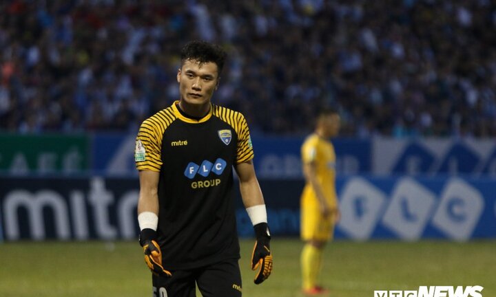 Bất lực ngăn Công Phượng, Bùi Tiến Dũng đượm buồn ngày trở lại