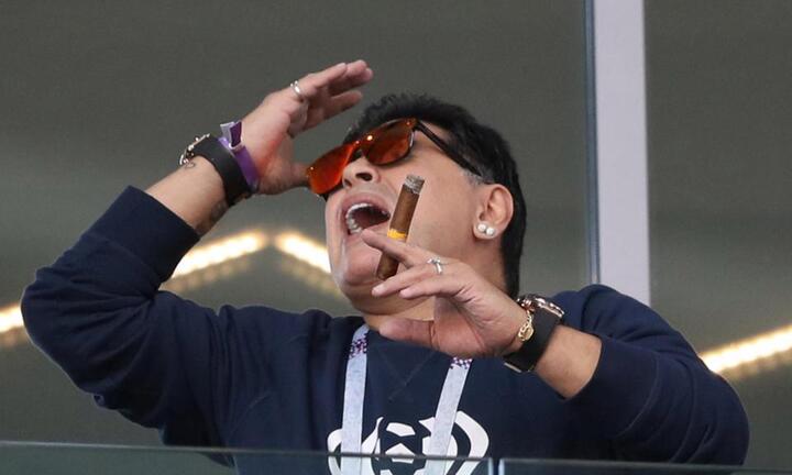 Phớt lờ thông điệp World Cup 2018, Maradona phì phèo hút thuốc lá trên khán đài