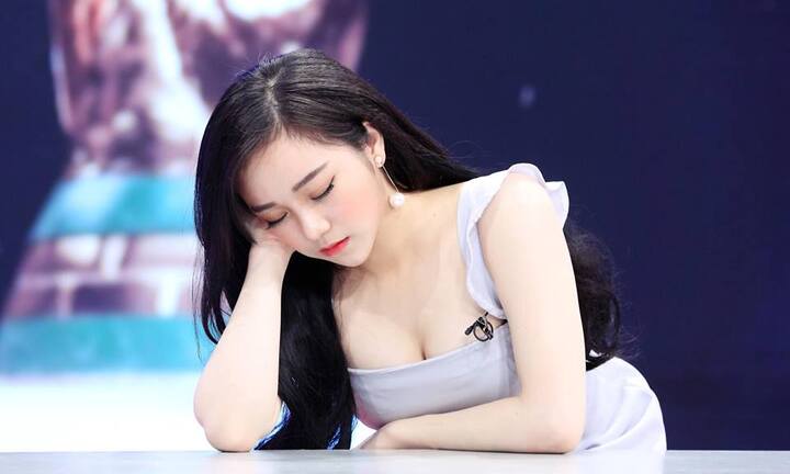 Ngắm 'hot girl ngủ gật' đẹp như búp bê cổ vũ Nhật Bản ở World Cup 2018