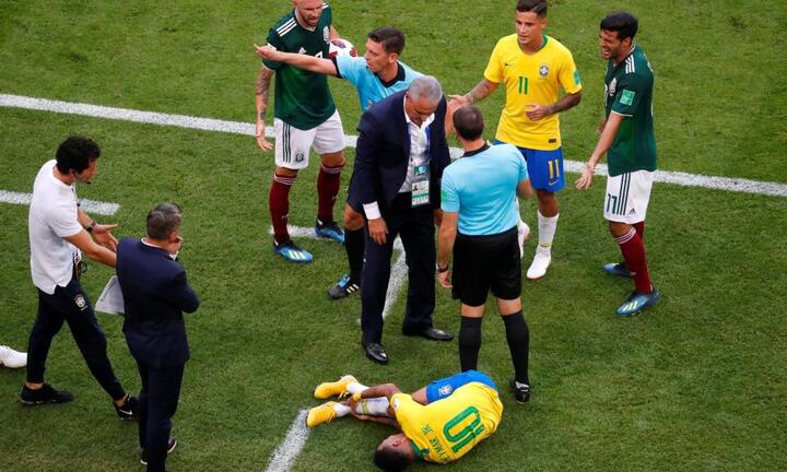 Neymar ăn vạ không biết xấu hổ, ôm chân đau đớn như thể sắp chết đến nơi