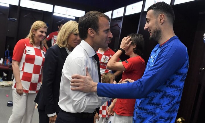 Thua chung kết, cầu thủ Croatia vẫn tươi cười chia vui cùng Tổng thống Pháp
