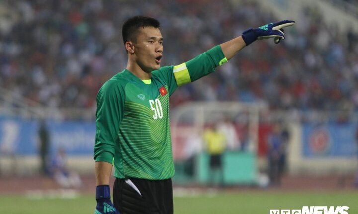 Bùi Tiến Dũng xin lỗi người hâm mộ sau sai lầm khiến FLC Thanh Hóa mất cúp