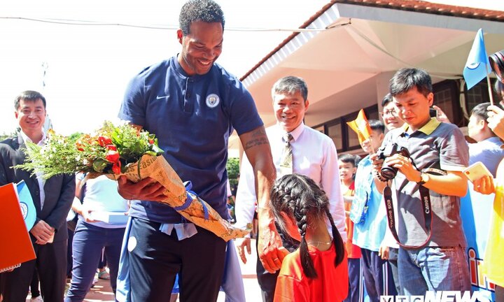 Hàng trăm em nhỏ Hà Nội chiêm ngưỡng cúp Ngoại Hạng Anh cùng sao Man City