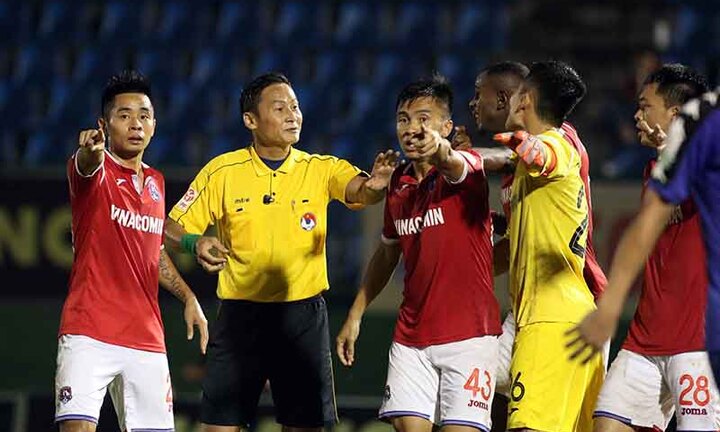 Trọng tài V-League sai lầm ngớ ngẩn: VPF cấm cửa, VFF kỷ luật cả tổ trọng tài