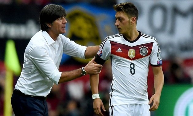 HLV Joachim Low đến tận sân tập thuyết phục, Ozil vẫn cự tuyệt tuyển Đức