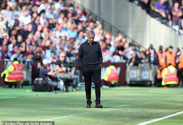 Lượt 2 vòng bảng Cúp C1: Real, Barca trút giận, Mourinho bị dồn đến chân tường