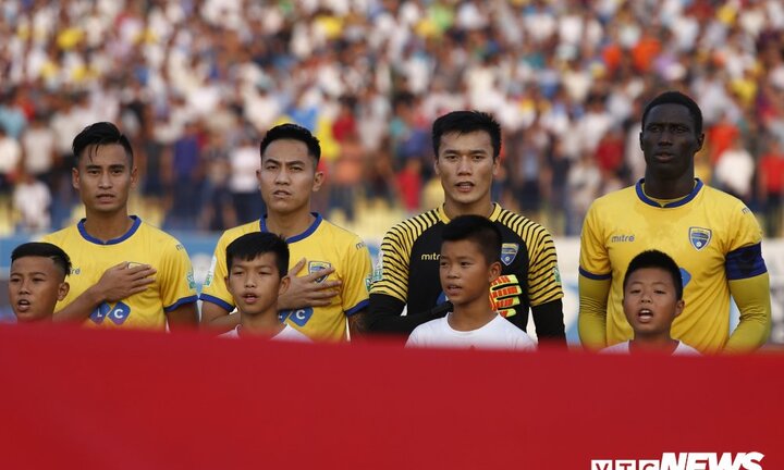 Bùi Tiến Dũng 'trêu ngươi' đối thủ, giúp FLC Thanh Hóa giành á quân V-League