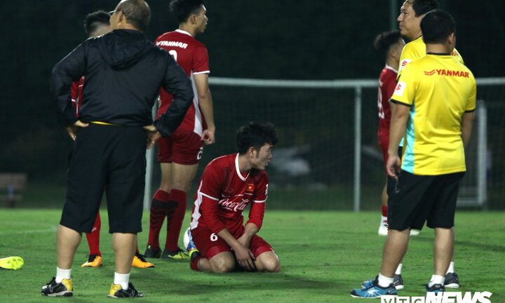 Xuân Trường và đồng đội méo mặt, bơ phờ sau màn hít đất khó nhằn