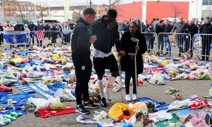 Xúc động cầu thủ vừa chấn thương nặng, chống nạng trở về vĩnh biệt Chủ tịch Leicester