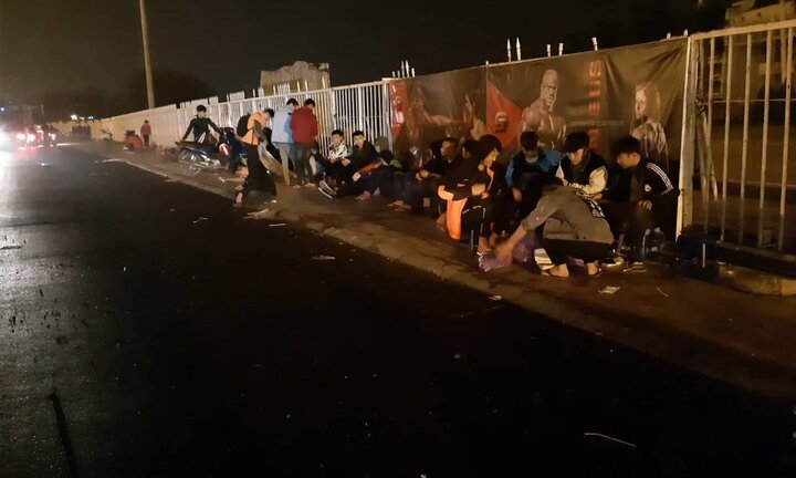 Sốt vé trận Việt Nam vs Malaysia: CĐV xếp hàng từ đêm, côn đồ dọa nạt cướp chỗ