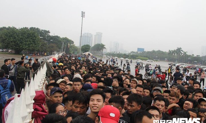 Bóng đá Việt Nam muốn văn minh, trước hết phải đến từ những tấm vé tử tế