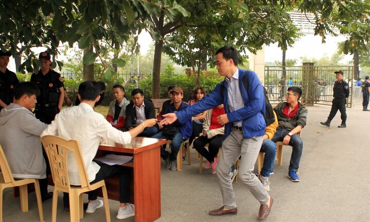 Bán vé online chung kết Việt Nam vs Malaysia: Có thể ủy quyền cho người khác nhận vé