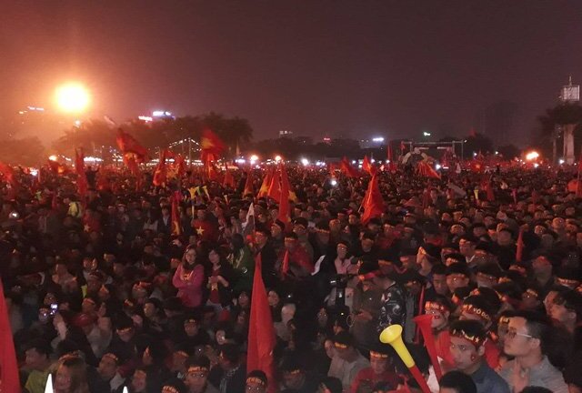 Làm sai quy định AFF, VFF 'thất hứa' với CĐV trong ngày tuyển Việt Nam nâng cúp