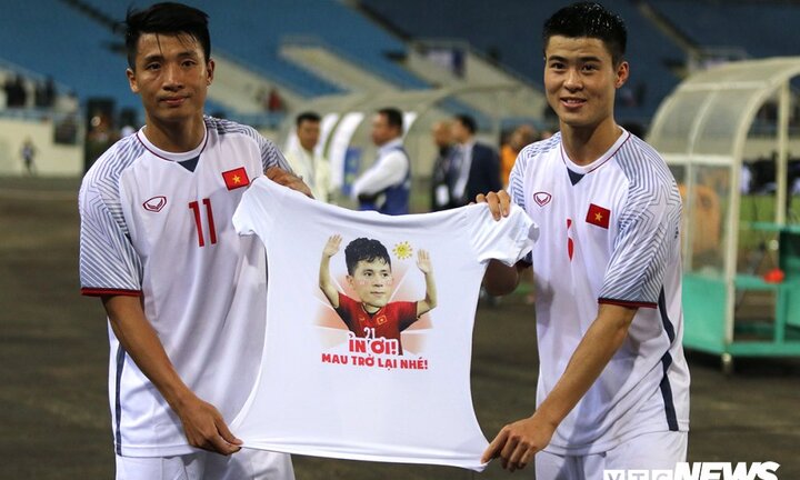 Duy Mạnh, Tiến Dũng tặng quà cảm động cho Đình Trọng sau trận hòa Triều Tiên