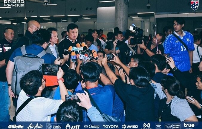 Asian Cup: Tuyển Thái Lan về nước xin lỗi người hâm mộ, nhận đủ khen chê