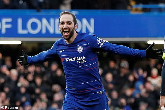 Higuain giúp Chelsea thắng đậm, Tottenham thoát hiểm nhờ Son Heung-min