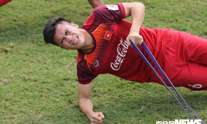 Bùi Tiến Dụng méo mặt, U23 Việt Nam gồng mình tập 'kéo cưa'