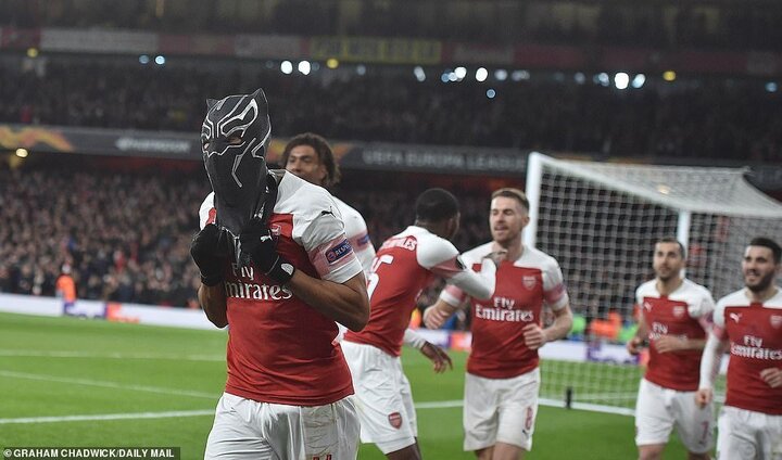 'Báo đen' tỏa sáng, Arsenal ngược dòng vào tứ kết Europa League