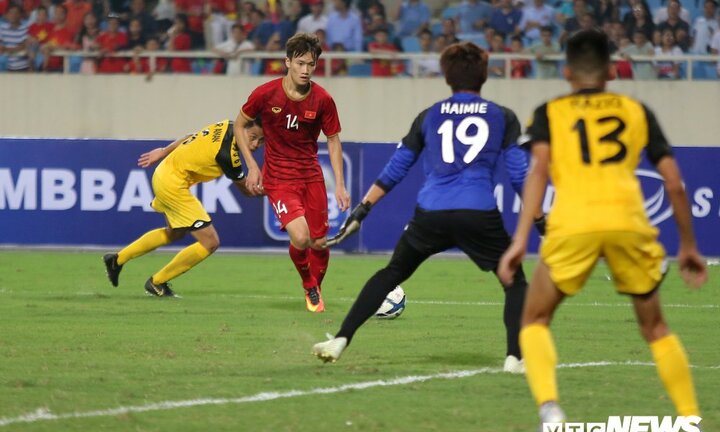 U23 Việt Nam liên tục 'bắn phá', thủ môn Brunei chuột rút sau nửa tiếng khổ sở
