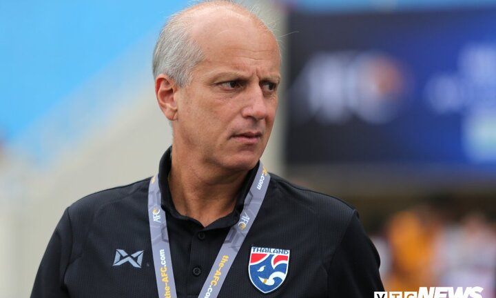 Cựu HLV U23 Thái Lan ngồi 'ghế nóng' giải cứu đội bóng của Đặng Văn Lâm