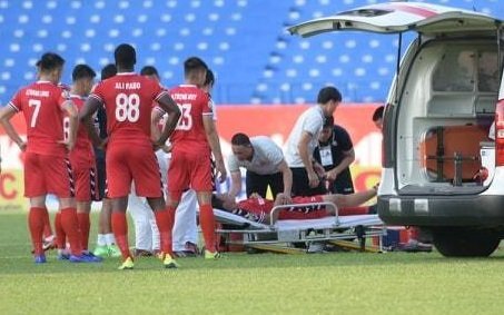 Video: Trọng tài nhét ngón tay vào miệng, cứu mạng cầu thủ U19 Việt Nam