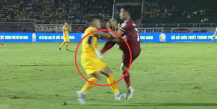 Video: Rợn người pha bóng Xuân Mạnh bị đối thủ đạp giữa bụng