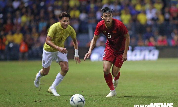 Văn Hậu có thể đá chính, thay vì mòn mỏi dự bị như Công Phượng?