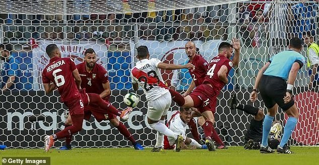 Kết quả Copa America: VAR hủy 2 bàn thắng, Peru bị Venezuela cầm hòa