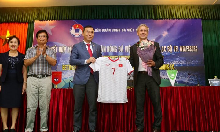 CLB Wolfsburg hợp tác phát triển bóng đá Việt Nam, đánh giá VFF tốt nhất Đông Nam Á