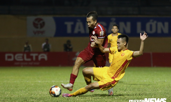 HLV Hàn Quốc than V-League khắc nghiệt: Làm bóng đá 30 năm rồi chưa gặp bao giờ