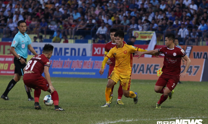 'Cánh chim lạ' U23 Việt Nam tả xung hữu đột giữa hàng thủ hay nhất V-League