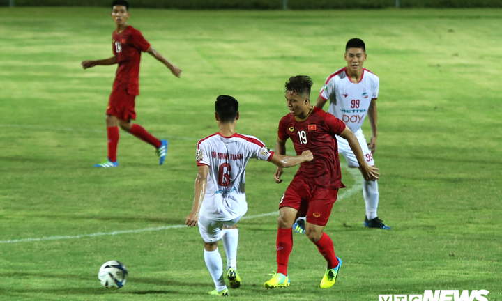 Tiền vệ U23 Việt Nam lập siêu phẩm, hạnh phúc khi mang số áo của Quang Hải