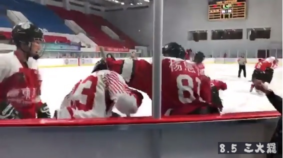 Video: Thua quá đậm, đội khúc côn cầu Trung Quốc cay cú đấm gục đối thủ