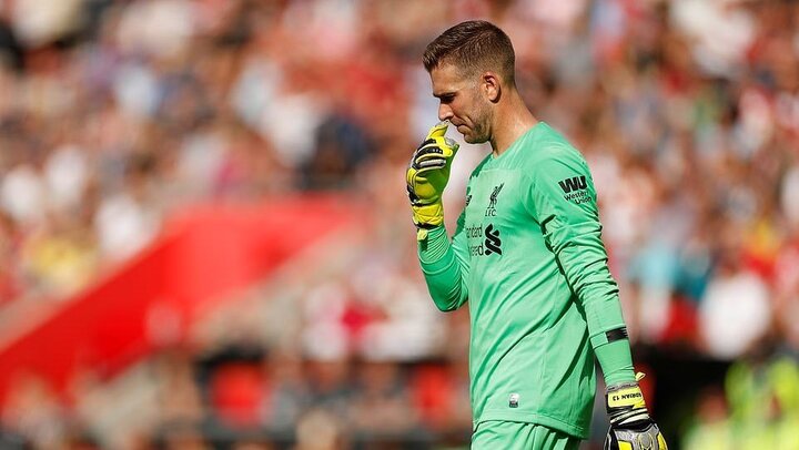Thủ môn biếu bàn thắng cho đối thủ, HLV Liverpool coi như chuyện thường