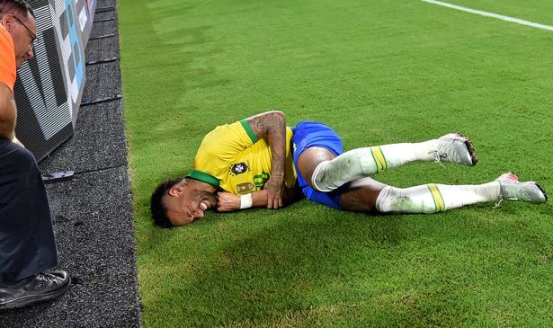 Video: Neymar bị hậu vệ Colombia húc bay khỏi sân, đâm đầu vào bảng quảng cáo
