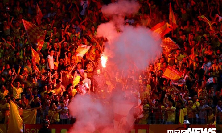 HLV Nam Định lên án fan cuồng đốt pháo sáng: Phá hoại chứ không phải cổ vũ