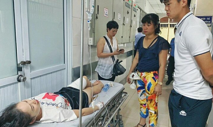 Nữ CĐV trúng pháo sáng bị bỏng lưu huỳnh tận xương, Ban tổ chức trận đấu xin lo toàn bộ chi phí điều trị