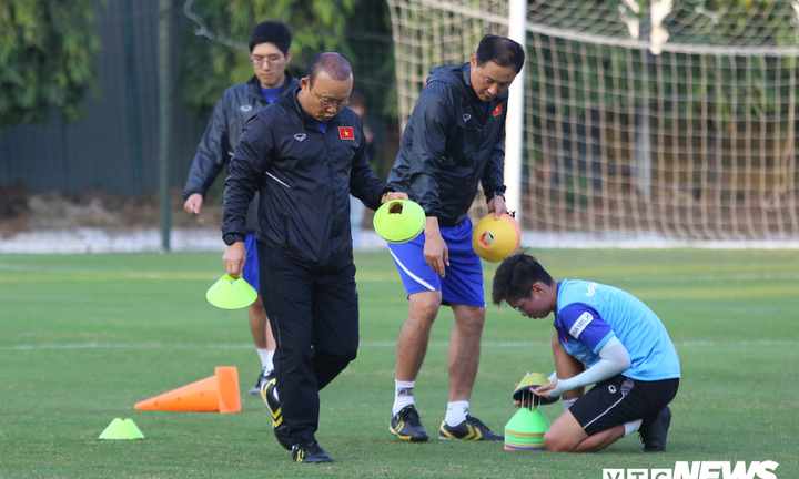 Chốt ngày công bố hợp đồng, HLV Park Hang Seo tập trung tối đa trên sân