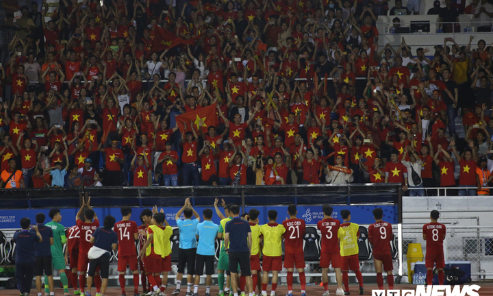 Thắng U22 Indonesia, U22 Việt Nam đi quanh sân cảm ơn cổ động viên