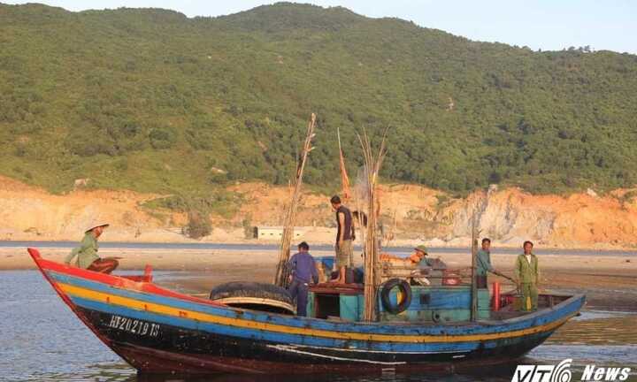 6 thuyền viên kể lại giây phút cứu sống phi công Nguyễn Hữu Cường trên biển