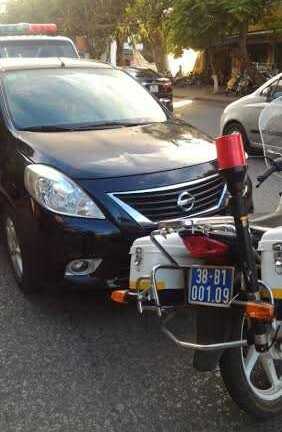 Tài xế hất cảnh sát lên nắp capo, kéo lê 100m trên đường